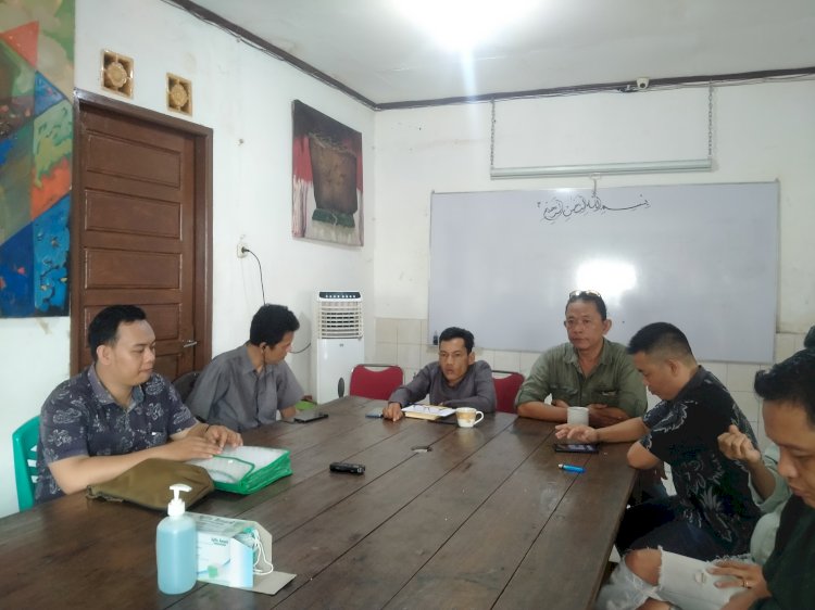 Tim Advokasi Banjir Palembang saat memberikan keterangan pers terkait kemenangan gugatan di PTUN. (Humaidy Kennedy/rmolsumsel.id)