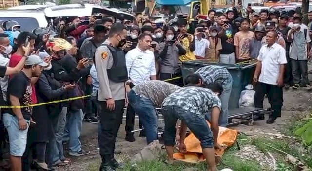 Evakuasi jasad petugas kebersihan jalan yang ditemukan tewas di tepi jalan. (Amizon/rmolsumsel.id)