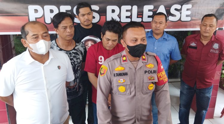 Kapolsek IB I, Kompol Roy Tambunan memberikan keterangan pers ungkap kasus Curat modus nyamar sebagai petugas PLN, Rabu (20/7). Foto: Mizon