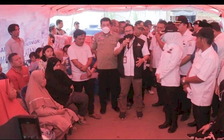 Kepala Dinsos Palembang, M Ichsanul Akmal saat mengunjungi korban kebakaran di 1 Ilir Palembang. (Istimew/rmolsumsel.id)