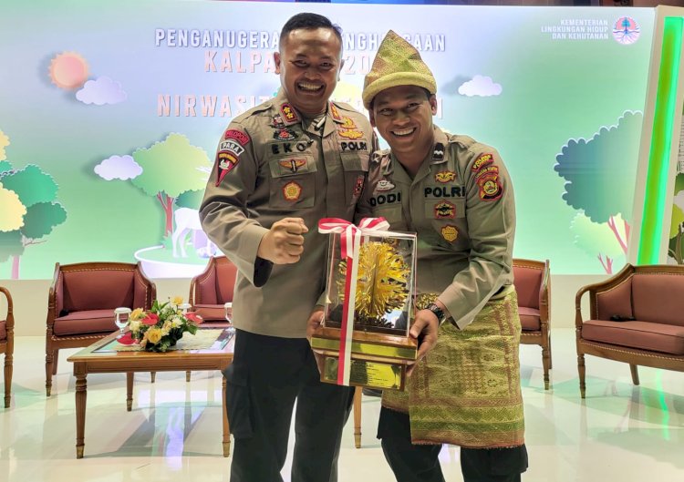 Kapolres Lahat AKBP Eko Sumaryanto bersama anggotanya AIPDA Dodi Permana menerima penghargaan Kalpataru/Foto:KLHK