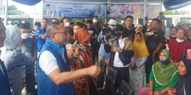 Ketua Umum PAN saat berbagi minyak goreng di Lampung/Net