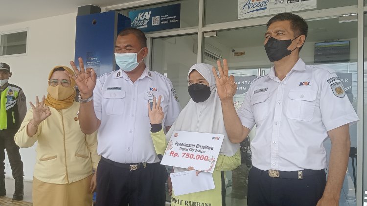 Ketua PIKKA Muara Enim Dwi Yulius Adi bersama Kepala Stasiun KAI Muara Enim Berikan Beasiswa pada pelajar berprestasi. (Noviansyah/Rmolsumsel.id). 