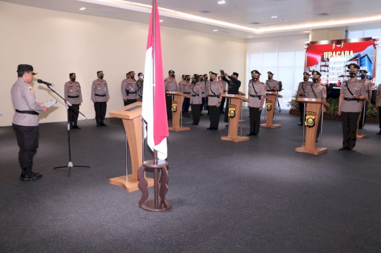 Kapolda Sumsel Irjen Pol Drs Toni Harmanto, memimpin upacara Serah Terima Jabatan (Sertijab) PJU dan Kapolres jajaran Polda Sumsel, diruang Fitnees Gedung Utama Presisi Lantai 7  Mapolda Sumsel Palembang, Jumat (22/7). (ist/rmolsumsel.id). 