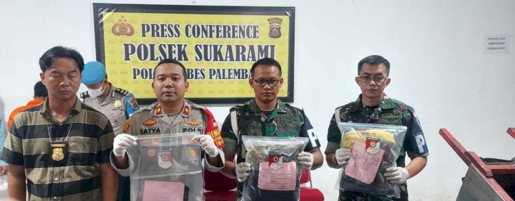 Kapolsek Sukarami Kompol Dwi Satya Arian bersama anggota TNI menunjukan barang bukti, saat menggelar jumpa pers terkait penangkapan pelaku pembunuh petugas kebersihan jalan, Jumat (22/7/2022). (Amizon/Rmolsumsel.id).