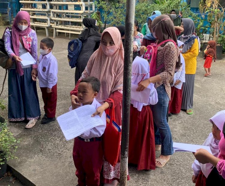 Pelajar SD N 160 Palembang antusias ikuti imunisasi campak dan rubella. (Humaidy Aditya Kenedy/Rmolsumsel.id). 