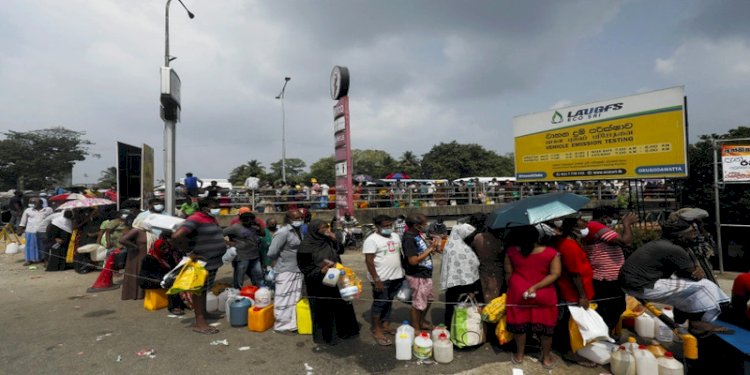 Dua orang pria berusia berusia 59 dan 70 tahun di Sri Lanka meninggal dunia setelah berhari-hari mengantri bahan bakar/Al-Jazeera/Net