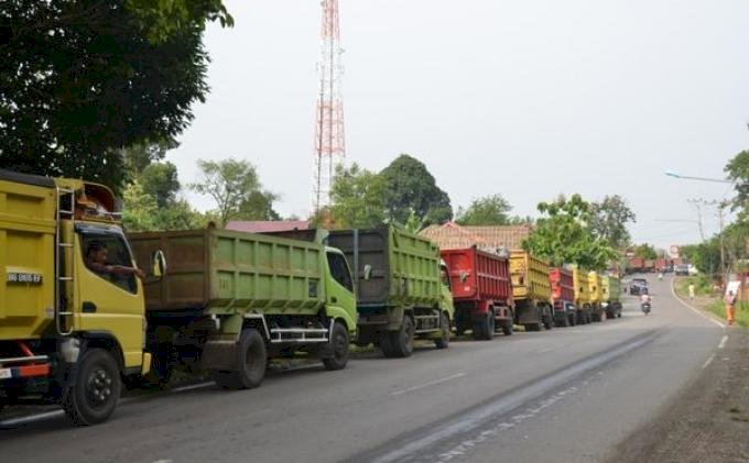 Truk batu bara yang melintas di Jalananan Sumatera Selatan. (Handout)