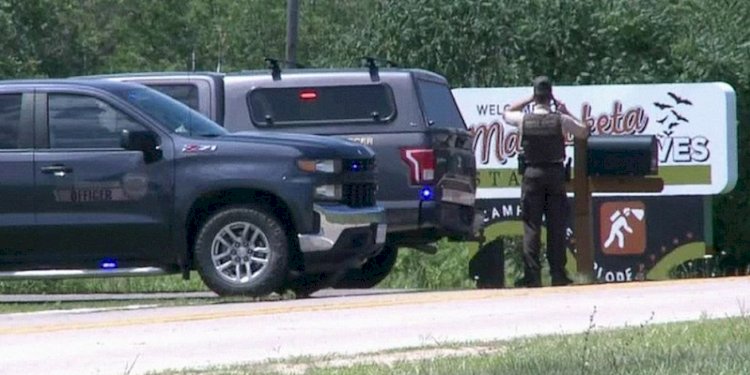 Petugas keamanan sedang meninjau lokasi kejadian penembakan sebuah keluarga di Maquoketa Caves State Park di Jackson County, Iowa pada Jumat, 22 Juli 2022/ABC News
