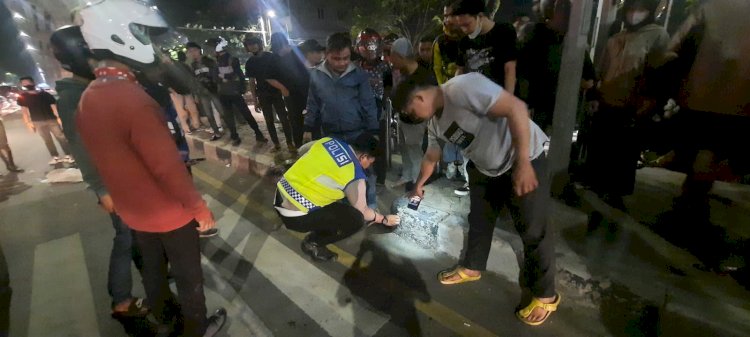 Anggota Satlantas Polrestabes Palembang melakukan olah TKP kecelakaan tunggal di Jalan Sudirman yang menewaskan satu orang . (Amizon/RMOLSumsel.id). 