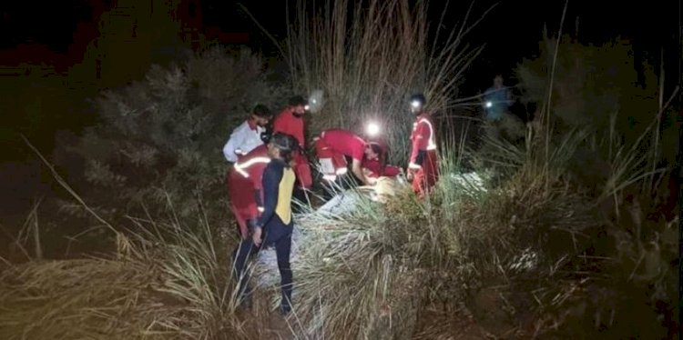 Tim penyelamat mencari korban yang terjebak di tengah banjir bandang yang melanda Iran bagian selatan/Reuters