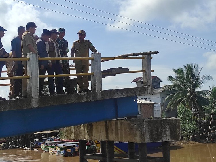 Pj Bupati Muba Apriyadi meninjau jembatan putus yang menghubungkan Desa Karang Rejo-Karang Makmur Kecamatan Lalan. (Amarullah Diansyah/RMOLSumsel.id). 