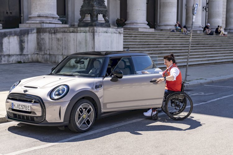 MINI Cooper SE yang dimodifikasi untuk penyandang disabilitas. (Istimewa/net)