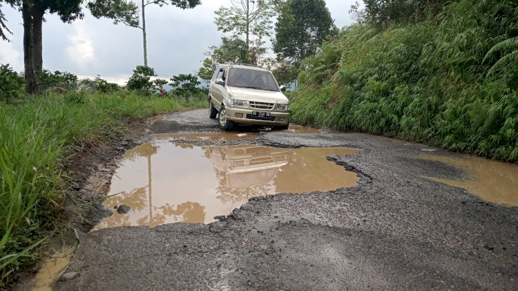 Kondisi jalan rusak dan berkubang sangat dikeluhkan masyarakat SDU Muara Enim. (Noviansyah/RMOLSumsel.id). 