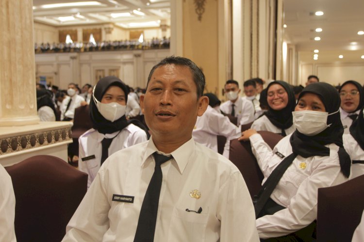 Eddy Haryanto terlihat bahagia saat diresmikan menjadi guru PPPK setelah 31 tahun mengajar. (Humaidy Aditya Kenedy/Rmolsumsel.id). 
