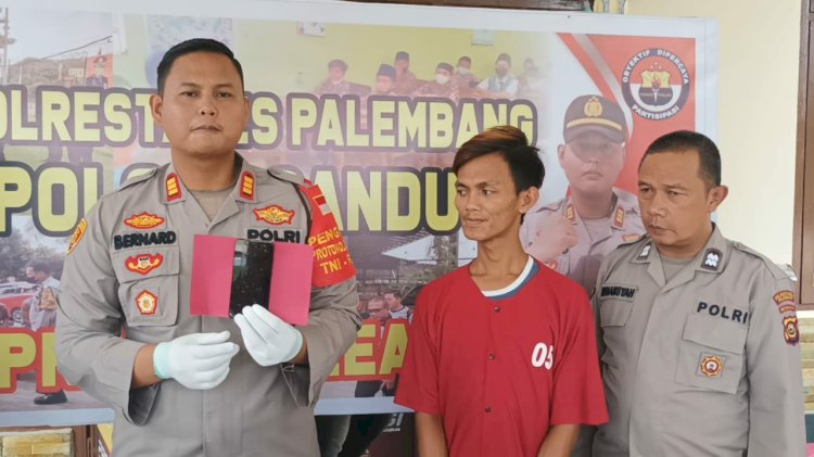 Tersangka, Tabrani saat ditangkap Polsek Gandus Palembang karena mencuri hp milik pedagang. (Amizon/rmolsumsel.id)