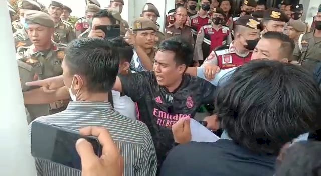 Tampak koordinator aksi GARKI membentak setelah mendorong wartawan RMOL dan dilerai pihak kepolisian/ist