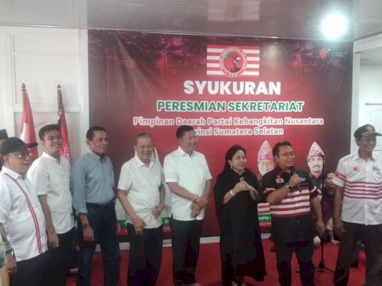 Ketua PIMDA PKN Sumsel, Lucianty saat berfoto bersama dengan pengurus PKN Sumsel. (Dudi Oskandar/rmolsumsel.id)