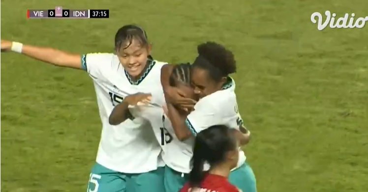 Selebrasi Marsela Awi saat berhasil mencetak gol ke gawang Vietnam. Namun hasil akhir tuan rumah harus kalah 1-2 dari Vietnam di matchday ketiga Piala AFF U-18 Wanita/repro