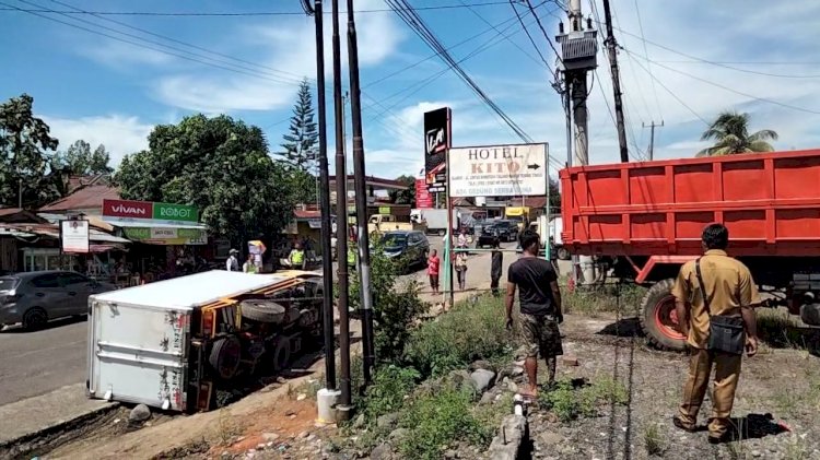 Truk terguling di dekat SPBU menimbulkan arul lalulintas menjadi macet/ist