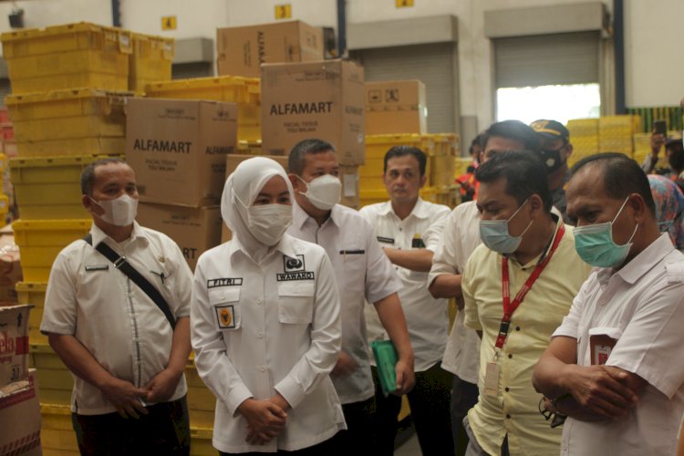 Pemkot Palembang dan BBPOM Palembang melakukan sidak di gudang Suplier. (Humaidy Aditya Kenedy/Rmolsumsel.id). 