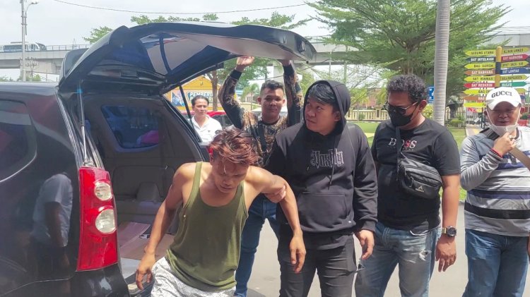 Miko, pelaku pencurian yang memukul kepala korban saat kepergok mencuri digiring polisi. (Amizon./Rmolsumsel.id)