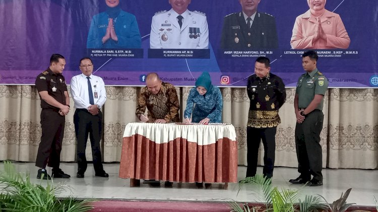 Penandatanganan MoU antara Kepala BNNK Muara Enim AKBP Irzan Haryono dengan Plh. Ketua TP PKK Muara Enim. (Noviansyah/Rmolsumsel.id). 