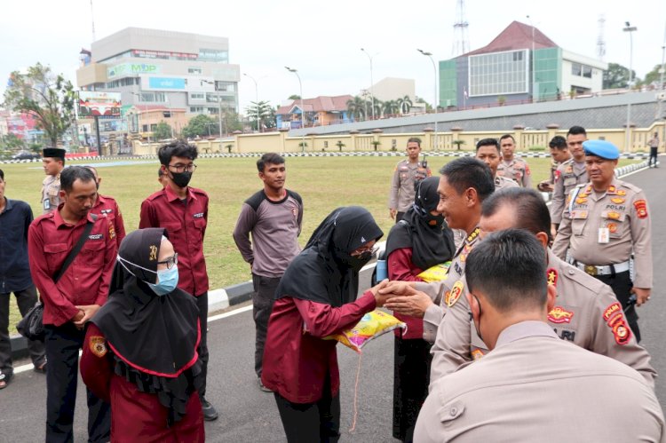 Ratusan PHL di Polda Sumsel Terima bantuan beras/Ist