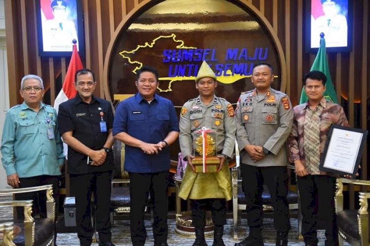 Aipda Dodi Permana didampingi Kapolres Lahat saat melakukan audensi ke Gubernur Sumsel, Herman Deru. (Istimewa/rmolsumsel.id)