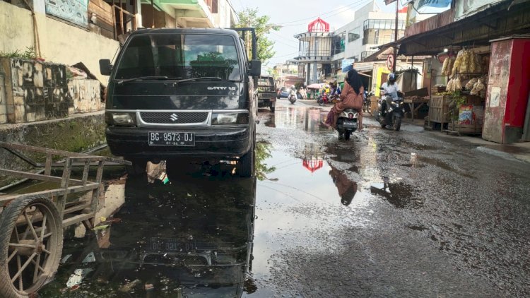 Tampak kondisi Jalan Pramuka 3, Kelurahan Pasar II, Kecamatan Muara Enim, Kabupaten Muara Enim tergenang karena saluran air mampet. (Noviansyah/Rmolsumsel.id). 