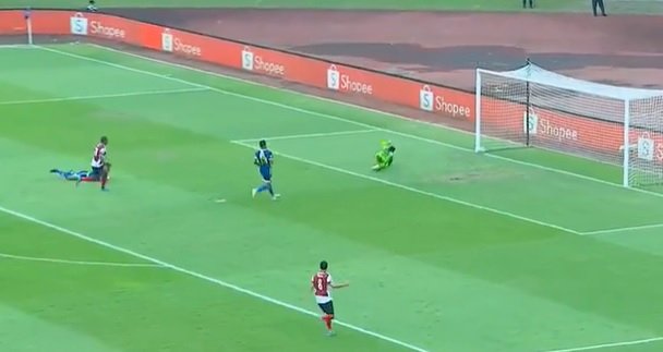 Penyerang Madura United Pedro Henrique mencetak gol ke gawang Persib Bandung /repro