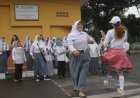 Berseragam SMA, Emak-Emak di Palembang Ikutan Fashion Street