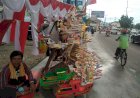 Jelang HUT RI, Penjual Mainan Kapal dan Telok Abang Padati Jalan Merdeka Palembang