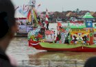 Momen Kemeriahan Lomba Perahu Hias di Sungai Musi