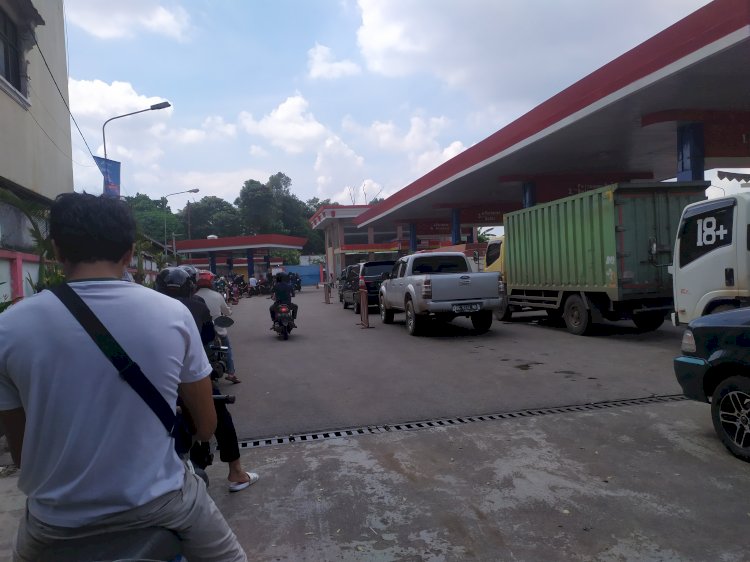 Antrian panjang di SPBU yang terletak di Jalan Kolonel H Barlian Palembang/Foto: Yosep Indra Praja