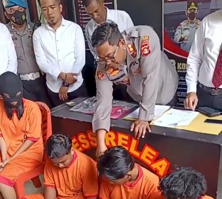 Pelaku prostitusi online anak saat dihadirkan dalam konfrensi pres di Mapolres Lubuklinggau. (ist/net)