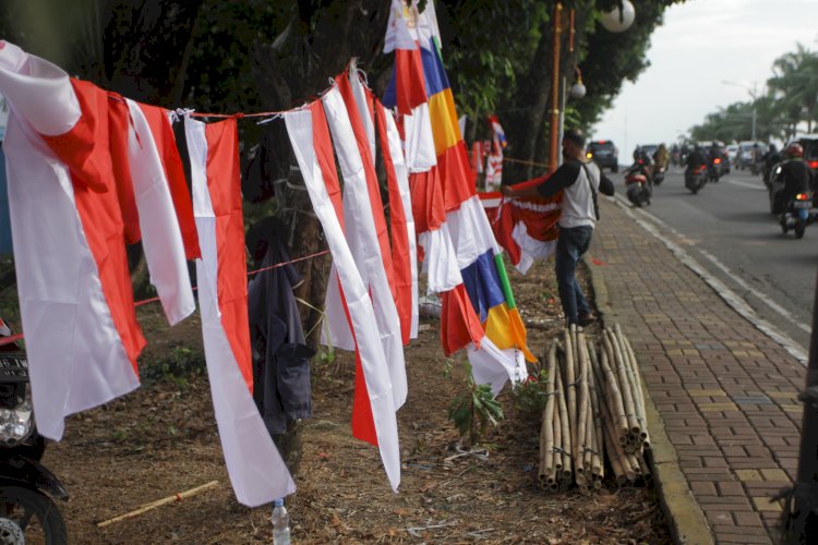 Penjual bendera mulai menjamur di Kota Palembang jelang hari kemerdekaan 17 Agustus. (Humaidy Aditya Kenedy/Rmolsumsel.id). 