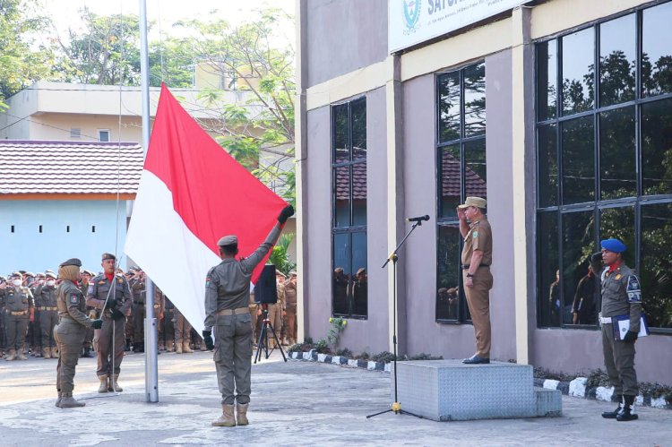 Pj Bupati Muara Enim Kurniawan memimpin upacara bendera dilaksanakan di halaman Kantor Sat Pol PP Kabupaten Muara Enim. (Noviansyah/Rmolsumsel.id). 