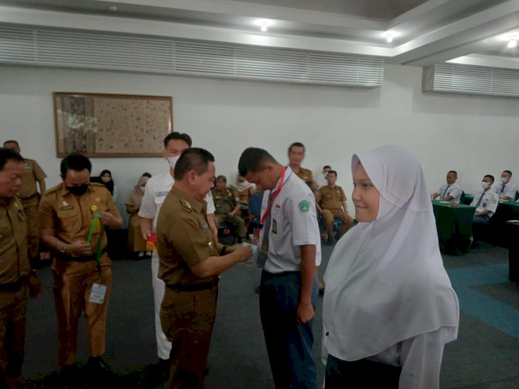 PJ Bupati Muara Enim Kurniawan saat melantik anggota Pasukan Pengibar Bendera Pusaka (Paskibraka) Kabupaten Muara Enim. (noviansyah/rmolsumsel.id) 