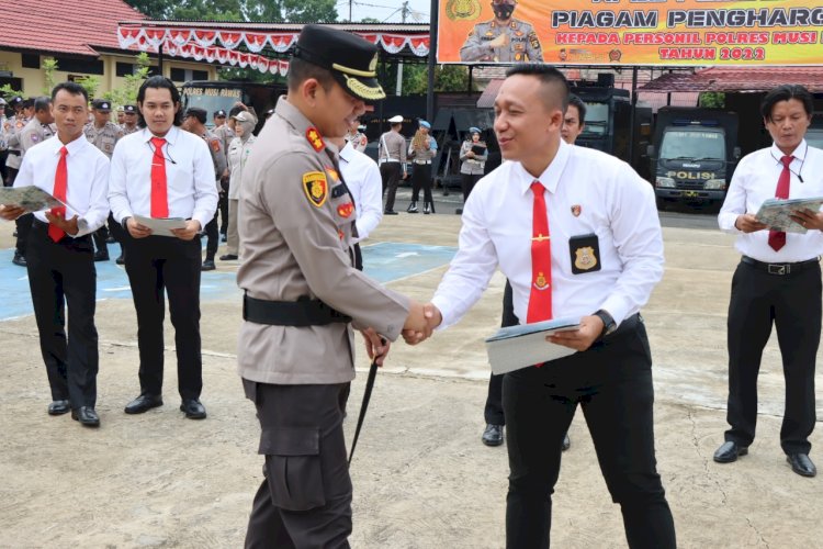 Kapolres Musi Rawas AKBP Achmad Gusti Hartono memberikan penghargaan kepada personel berprestasi. (Ist/Rmolsumsel.id). 