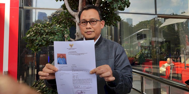 Plt jurubicara bidang penindakan KPK, Ali Fikri memperlihatkan surat DPO Ricky Ham Pagawak kepada wartawan di Gedung Merah Putih KPK/RMOL