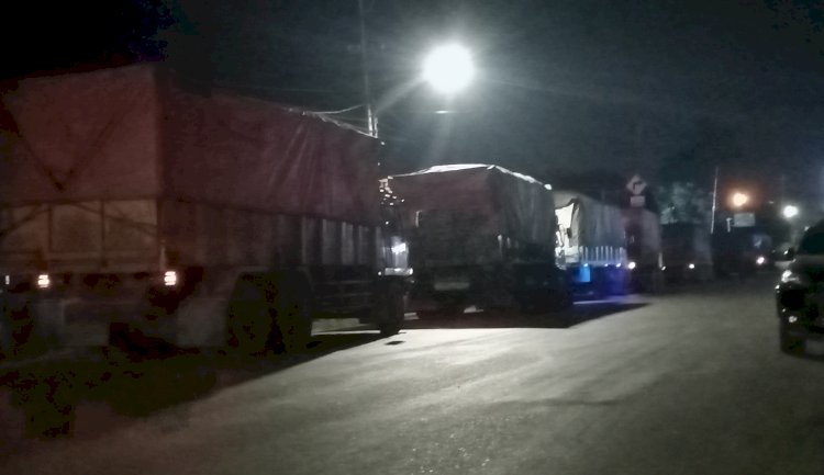 Konvoi truk Batu Bara di Muara Enim yang terparkir di pinggir jalan/ist
