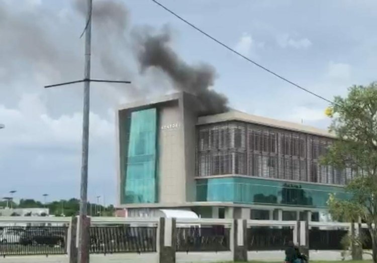 Kondisi asap yang membumbung tinggi di Gudang Poltekpar Palembang. (Amizon/rmolsumsel.id)