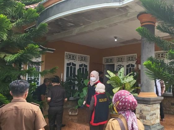 Penyidik Kejari Prabumulih melakukan penggeledahan salah satu rumah tersangka dugaan Tipikor pengadaan pakaian olahraga lansia/ist