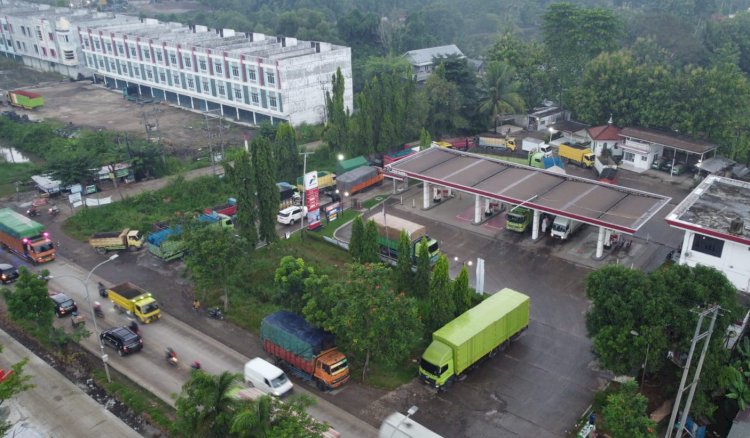 Foto udara antrian kendaraan yang didominasi truk angkutan di SPBU 24.301.96 yang berada di Jl Soekarno Hatta Palembang/Foto: Humaidy Kennedy