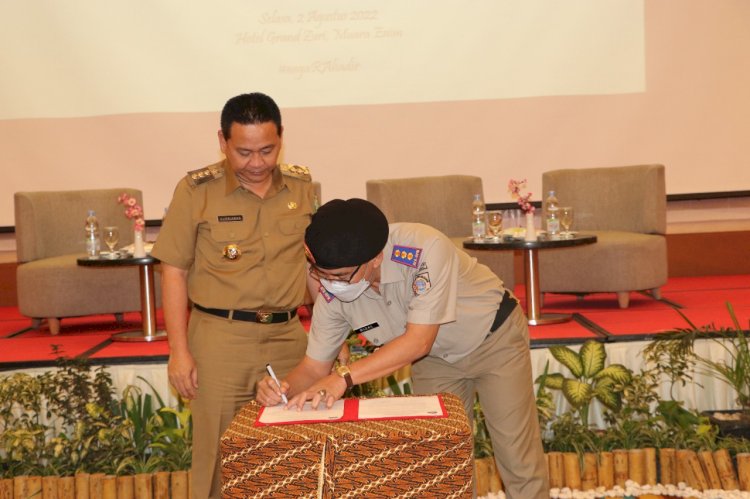 Simbolisasi penandatangan Berita Acara Kesepahaman dan Kesepakatan mengenai pelaksanaan Reforma Agraria Muara Enim Tahun 2022.  (Noviansyah/rmolsumsel.id)