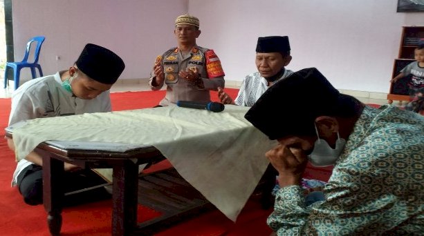 Tahanan Polsek Plaju menjalani prosesi ijab kabul di Kantor Polsek Paju Palembang/ist