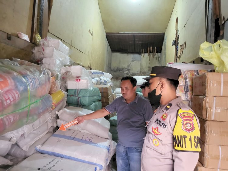 Pihak kepolisian melakukan identifikasi gudang toko plastik yang dibobol maling/ist