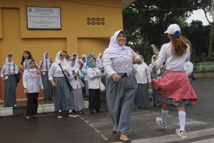 Emak-emak saat tampil dalam Fashion Street RTC Palembang. (Humaidy Kennedy/rmolsumsel.id)