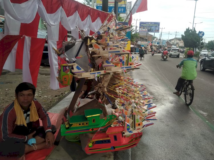 Penjual mainan kapal dan telok abang di sepanjang Jalan Merdeka, Palembang. (Humaidy Kennedy/rmolsumsel.id)